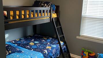 3 bedrooms, desk, iron/ironing board, free WiFi