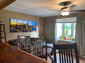 TV connectée, jeux vidéo, lecteur de DVD, livres