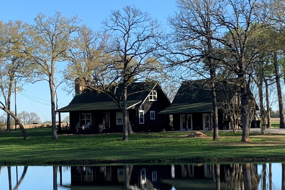 Luxury Cabin on 9.5acres, ready for your gatherings and retreats!