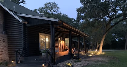 Luxury Cabin on 9.5acres, ready for your gatherings and retreats!
