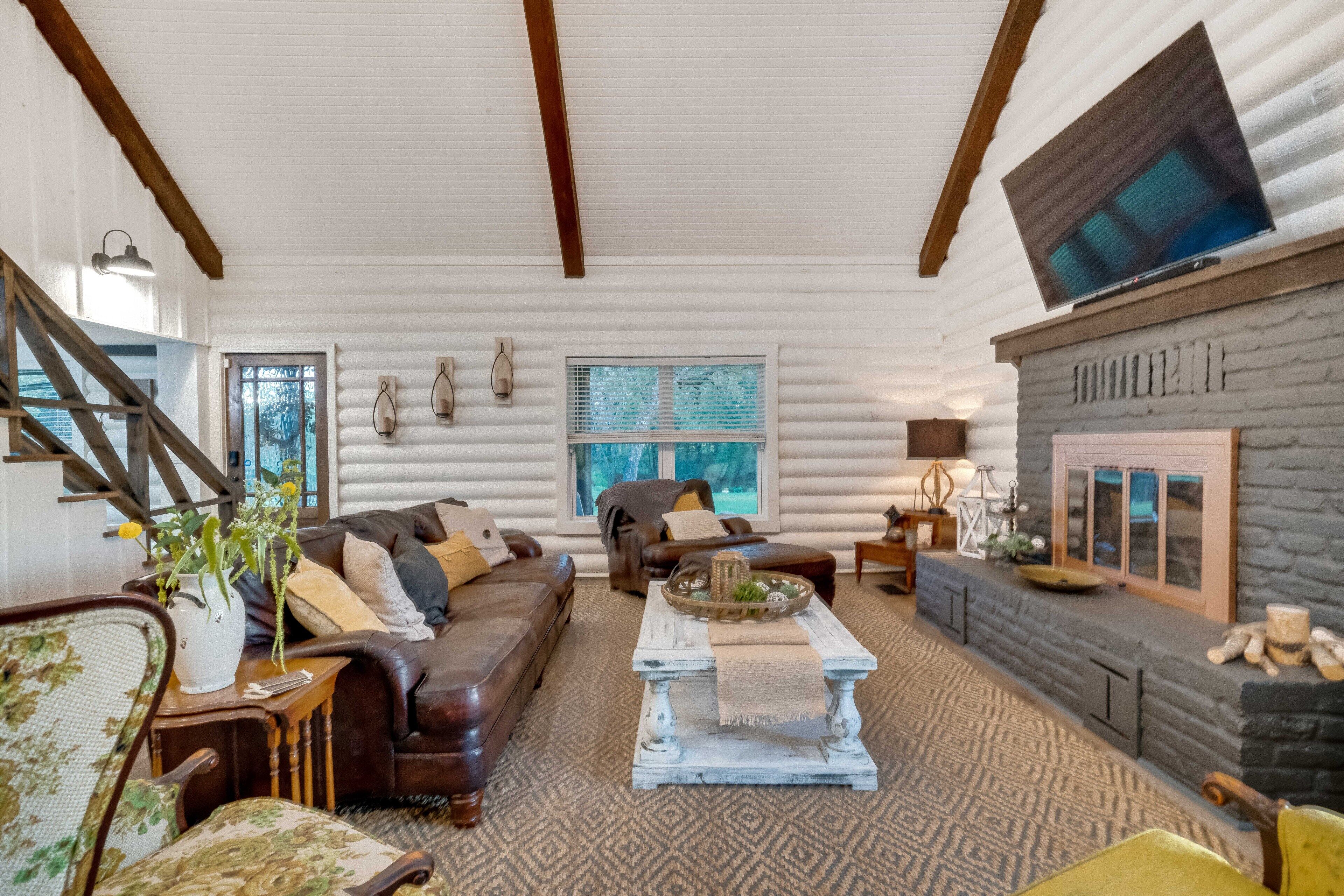 Luxury Cabin on 9.5acres, ready for your gatherings and retreats!