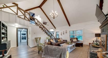 Luxury Cabin on 9.5acres, ready for your gatherings and retreats!