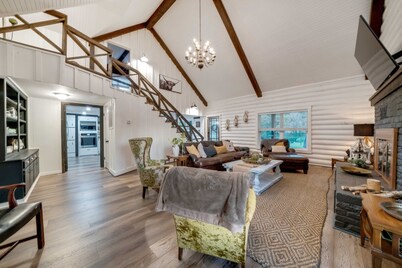 Luxury Cabin on 9.5acres, ready for your gatherings and retreats!