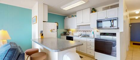 Frigorífico, microondas, horno y placa de cocina