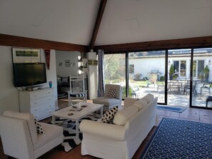 Téléviseur, foyer, table de ping-pong, livres