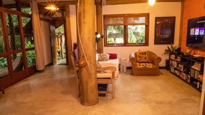 TV, videogames, DVD player, livros