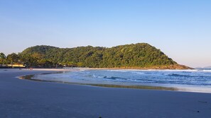 Perto da praia, espreguiçadeiras 