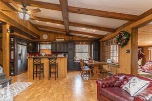 Smart-TV, peis, bordtennis og bøker