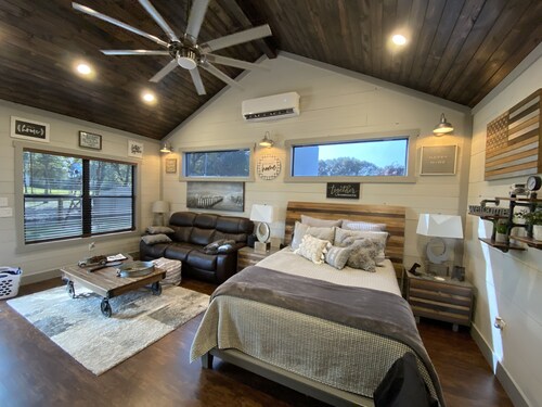 Circle C Cabin Perfect for Cozy Relaxing Retreats