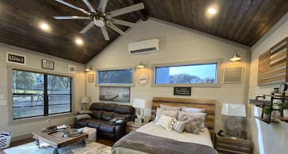 Circle C Cabin Perfect for Cozy Relaxing Retreats