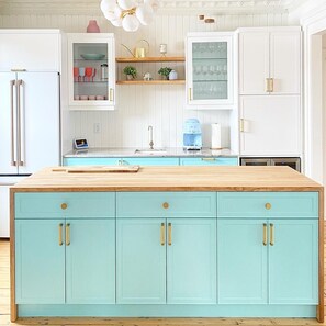 Jääkaappi, mikroaaltouuni, uuni, liesi