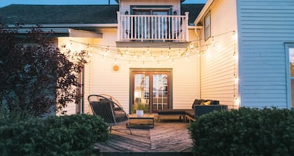 Beautiful 7BR Country Farmhouse with Yoga Studio