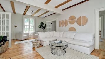 智能電視、壁爐、書籍