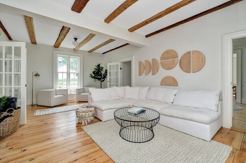 Beautiful 7BR Country Farmhouse with Yoga Studio