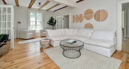 Beautiful 7BR Country Farmhouse with Yoga Studio