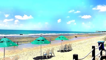 En la playa y camastros