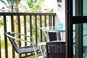 Outdoor dining - Beach Class Muro Alto Apartment (PE)