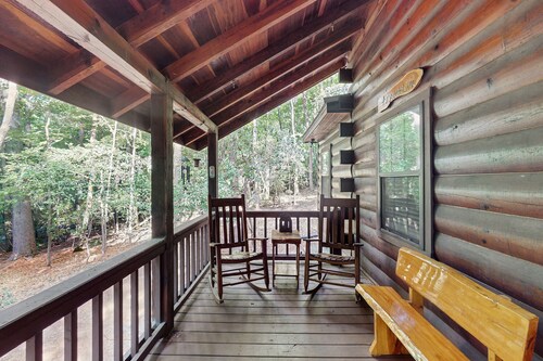 Classic Cabin with Modern Touches, Wraparound Deck, Fireplace, and Free WiFi