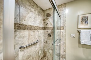 Secador de cabelo, toalhas de banho