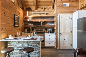 Kylskåp, mikrovågsugn, ugn och spishäll