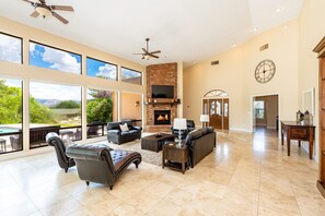 Smart TV, chimenea, tenis de mesa y libros