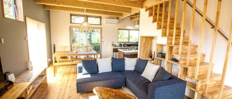 Private Vacation Home, Non Smoking | Living area | Flat-screen TV, DVD player