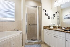 A bathroom with a bathtub, a shower, and a vanity with a mirror. - Perfect location: 5 min Raymond James Stadium and 10 min from Tampa Airport (Tampa)