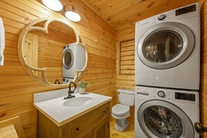 Combined shower/tub, towels