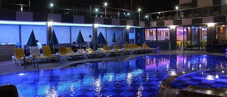 Una piscina al aire libre