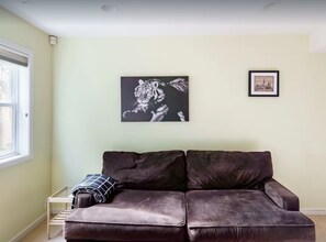 Smart TV, chimenea, futbolito y libros