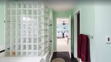 Combined shower/bathtub, hair dryer, towels, soap