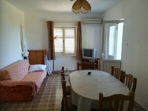 House, 2 Bedrooms, Smoking, Terrace | Living area