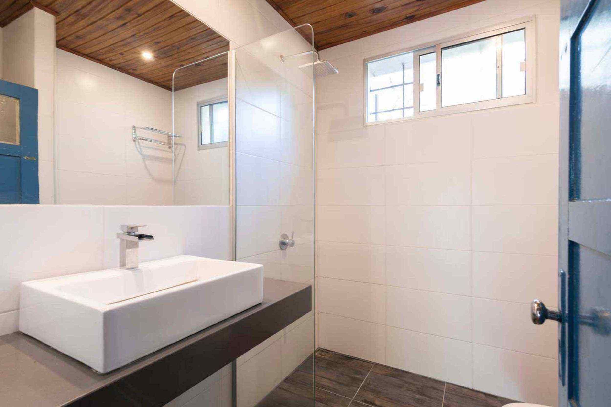 House, 2 Bedrooms, Smoking, Patio | Bathroom amenities