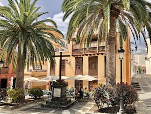 A courtyard with palm trees, outdoor seating, and a fountain. - Nice Penthouse With sea Views in Santa Cruz de La Palma (Santa Cruz de la Palma)