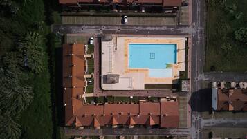 Apartment, 2 Bedrooms | Front of property