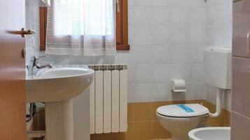 Căn hộ, 2 phòng ngủ | Phòng tắm | Vòi sen/bồn tắm kết hợp, khăn tắm