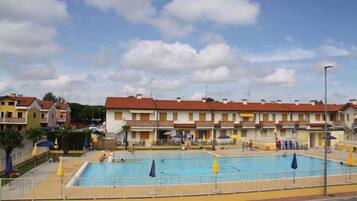 Apartemen, 2 kamar tidur | Kolam renang | Kolam renang outdoor