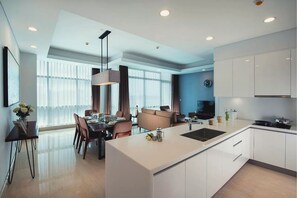 Private kitchen - Three-bedrooms Apartment, Oakwood Suites La Maison Jakarta (Jakarta)