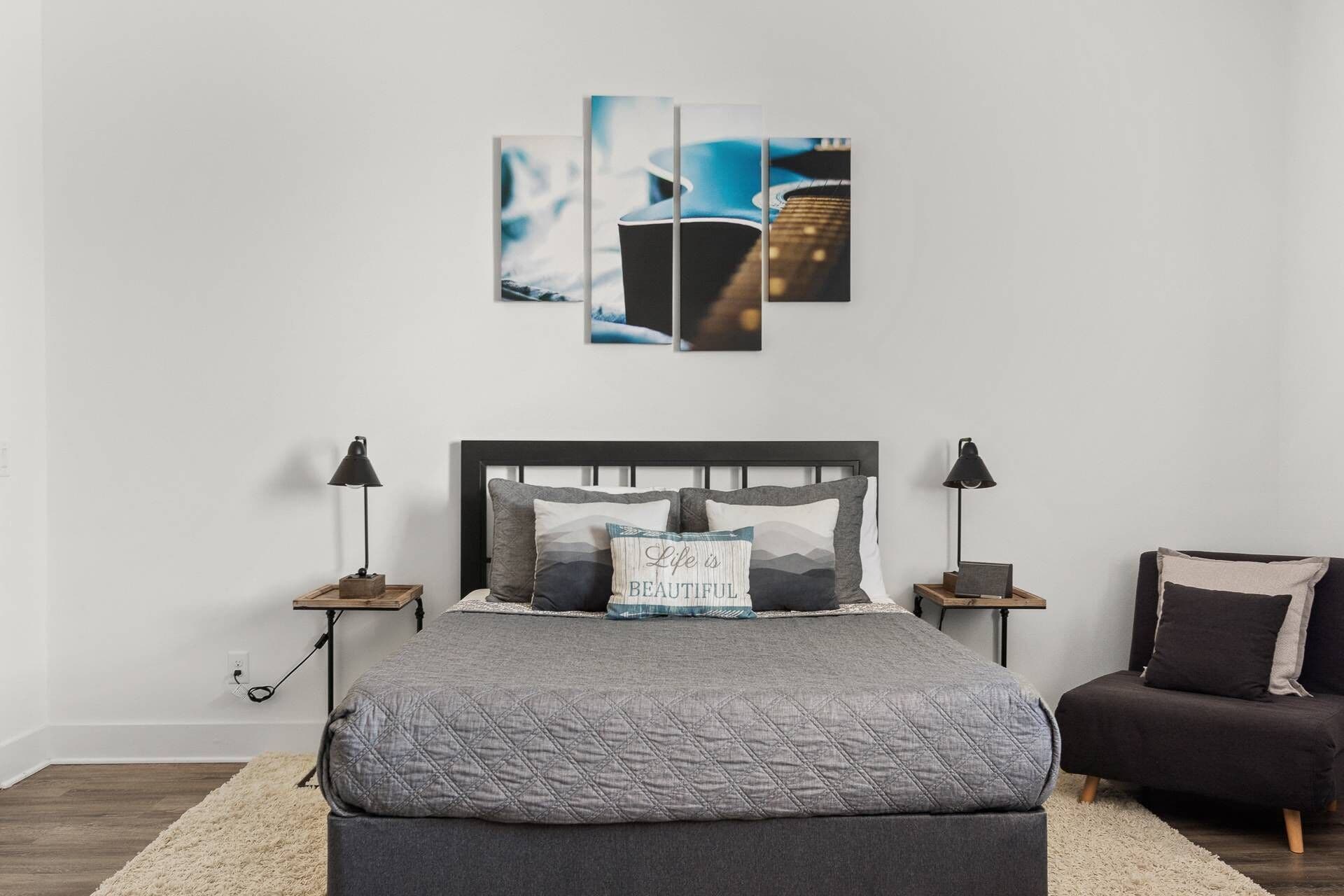 E202 ~ Crowd Favorite ~ Large Studio ~ 6 Minutes Downtown & Broadway ~ Free Parking ~ Fast WiFi