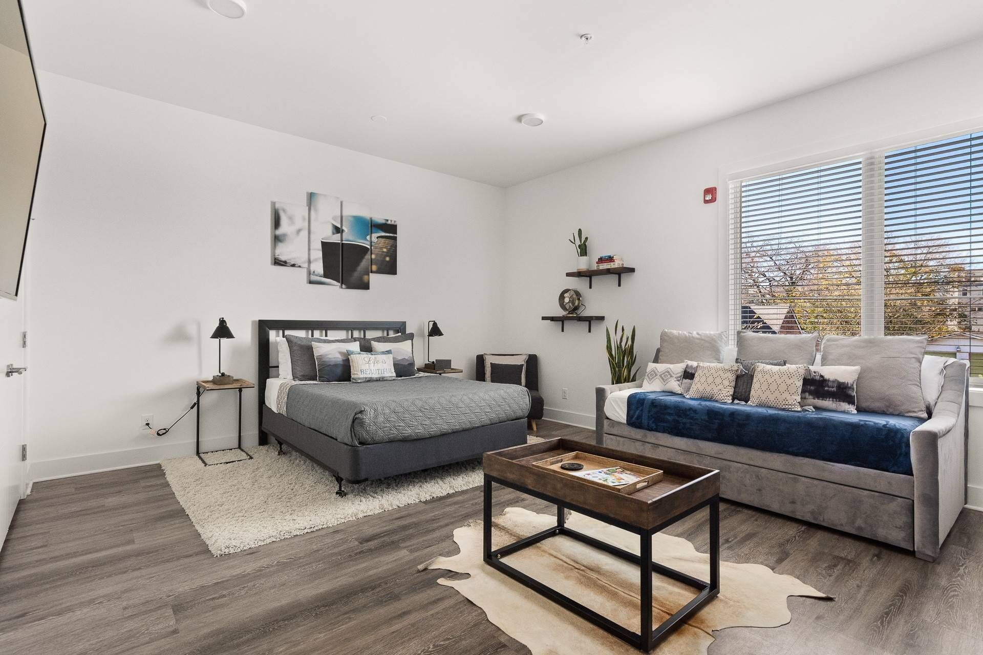 E202 ~ Crowd Favorite ~ Large Studio ~ 6 Minutes Downtown & Broadway ~ Free Parking ~ Fast WiFi