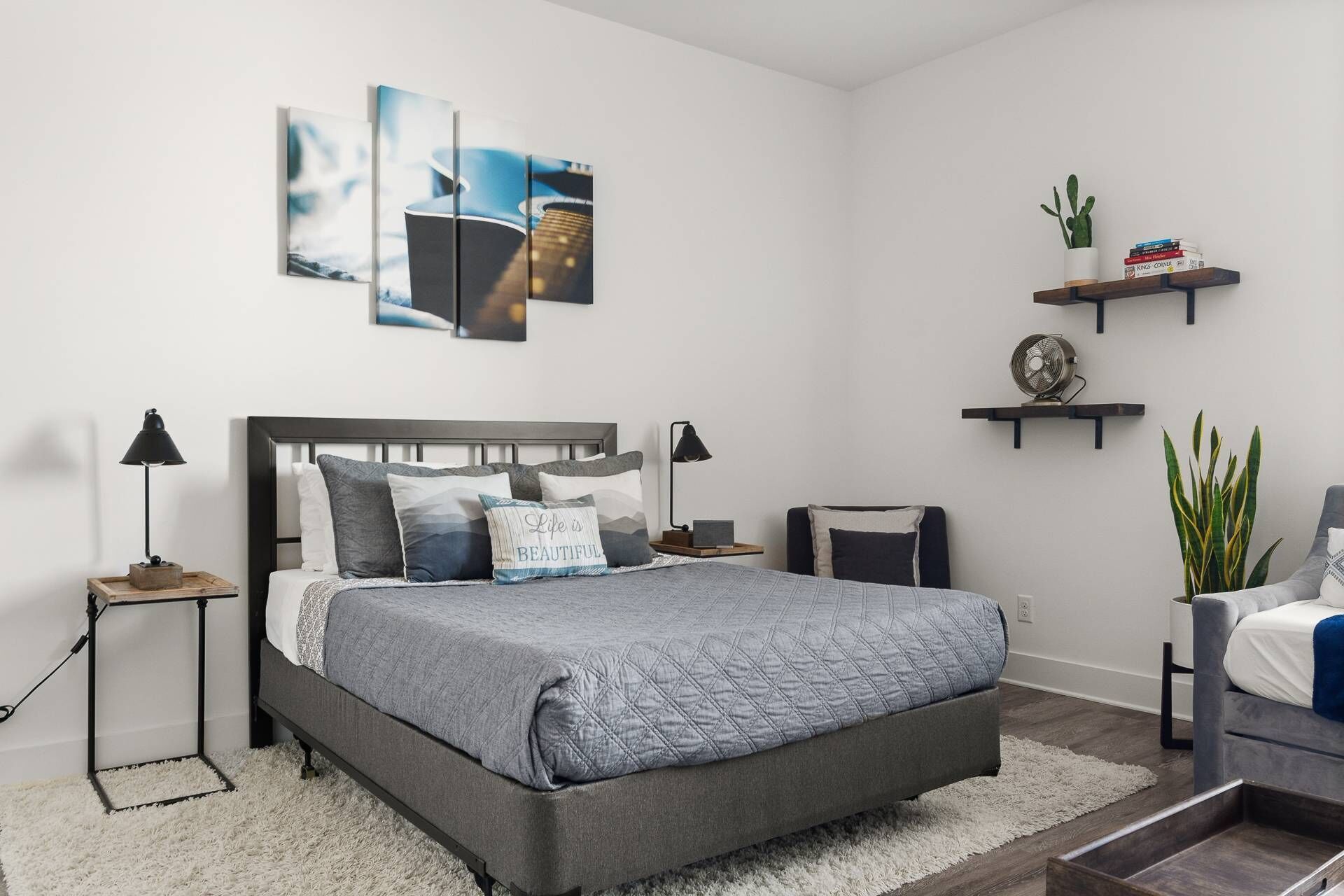 E202 ~ Crowd Favorite ~ Large Studio ~ 6 Minutes Downtown & Broadway ~ Free Parking ~ Fast WiFi