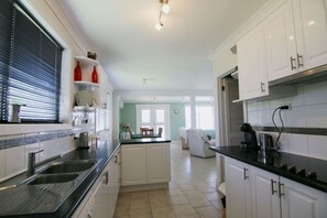 Fridge, microwave, oven, stovetop - Picnic Point House - close to all of East Gippsland's tourist attractions (Bairnsdale)