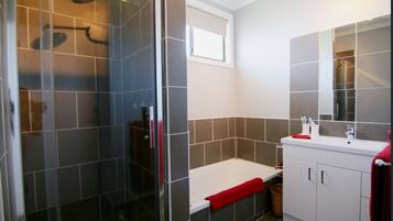Badewanne, Handtücher, Seife, Toilettenpapier