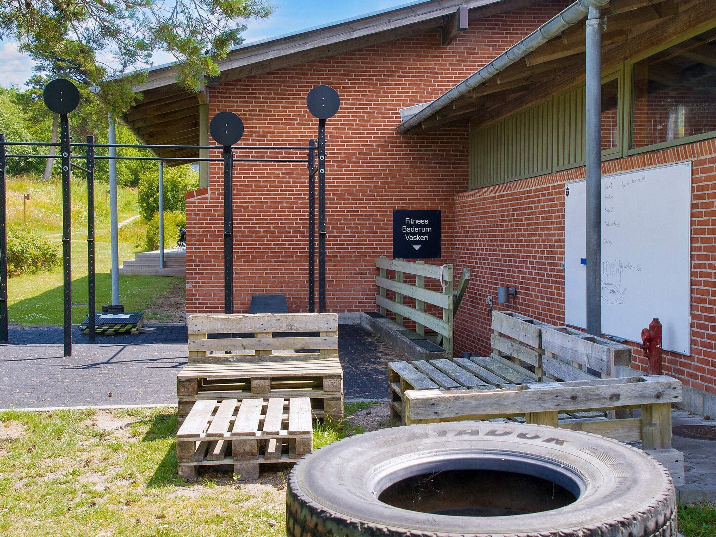 A brick building with a sign reading "Fitness Baderum Vasker".