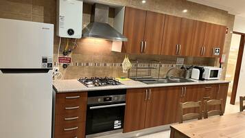 Fridge, microwave, oven, coffee/tea maker