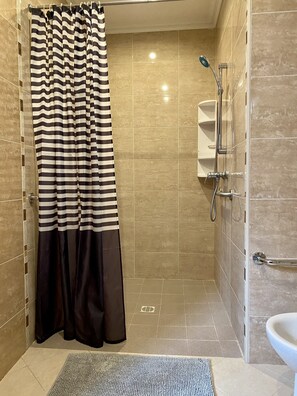Douche, séchoir à cheveux, bidet, serviettes fournies