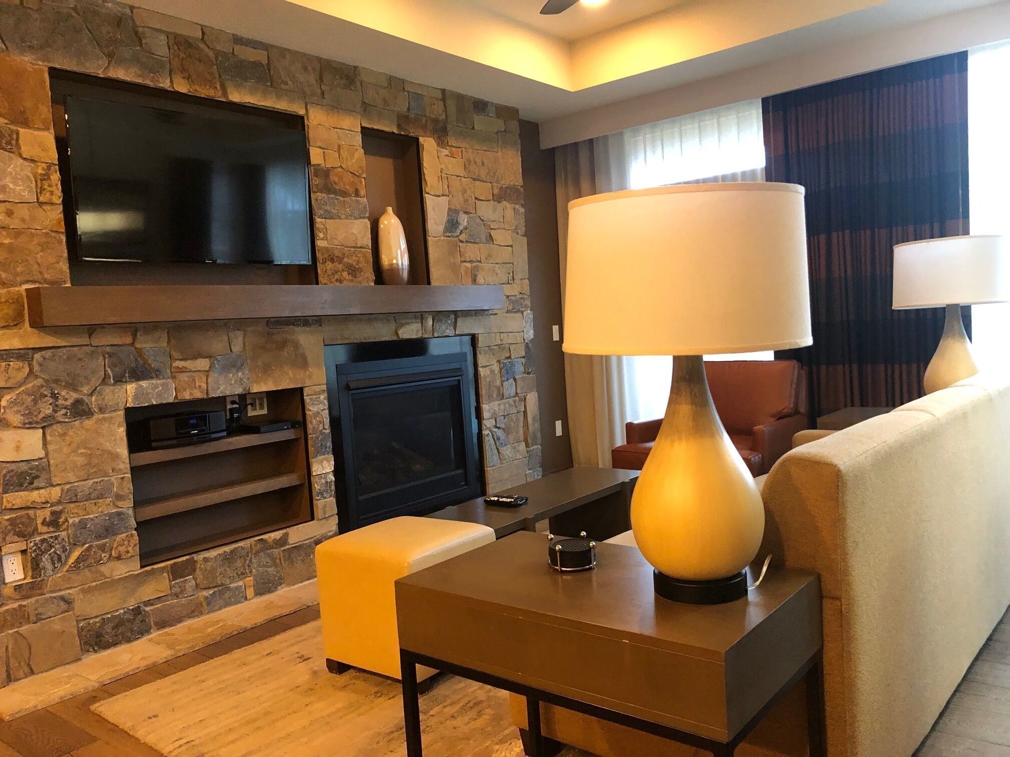 Een televisie, een open haard en tafelvoetbal