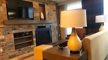 Een televisie, een open haard en tafelvoetbal