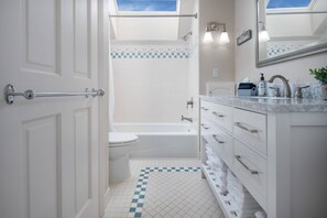 Ensemble baignoire-douche, séchoir à cheveux, serviettes fournies