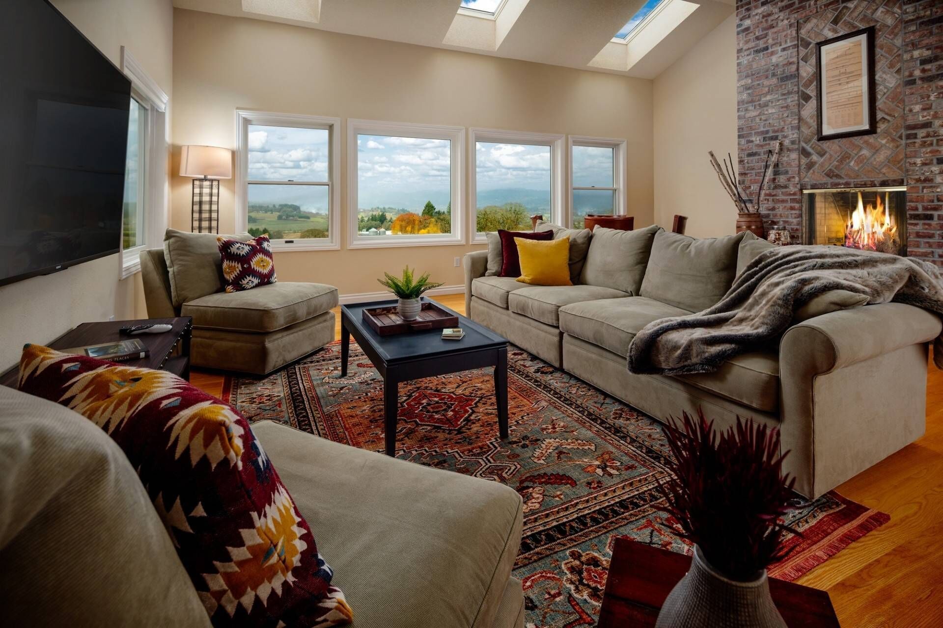 Breathtaking Valley Views, Pet Friendly, Huge Deck, Fire-Pit, Air Hockey, Ping Pong, Near Vineyards